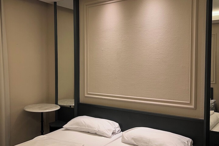 Room 6 of 15