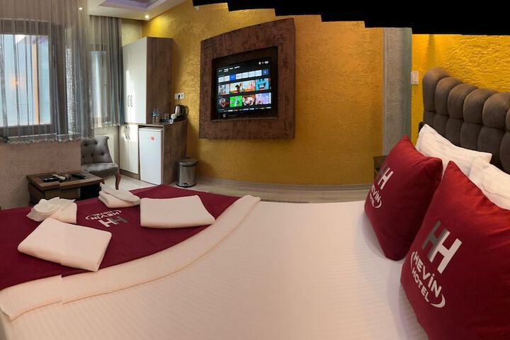 Room 11 of 18