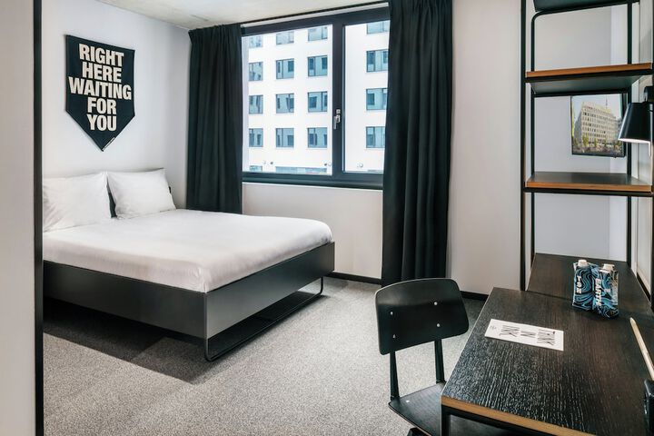 Room 26 of 90