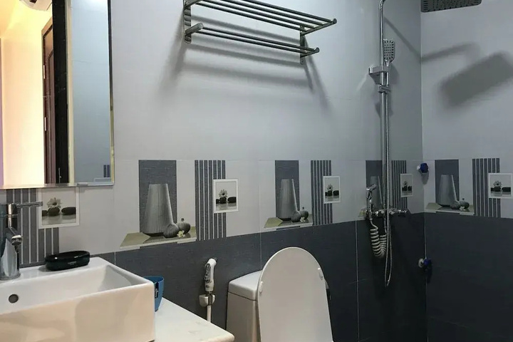 Room 8 of 12