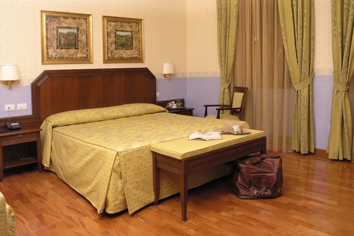 Room 17 of 142