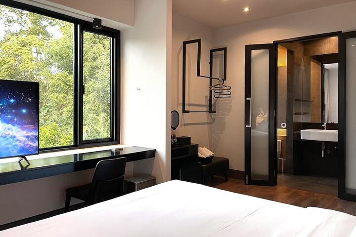 Room 8 of 43
