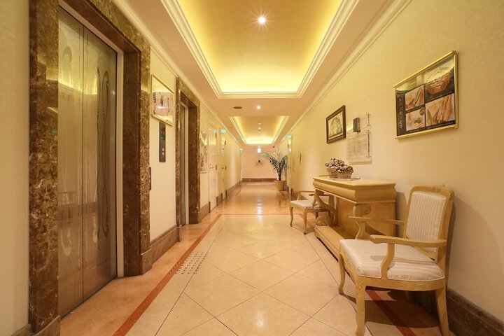 Ballroom/Hall 26 of 30