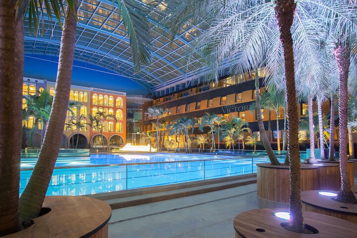 Hotel Pool