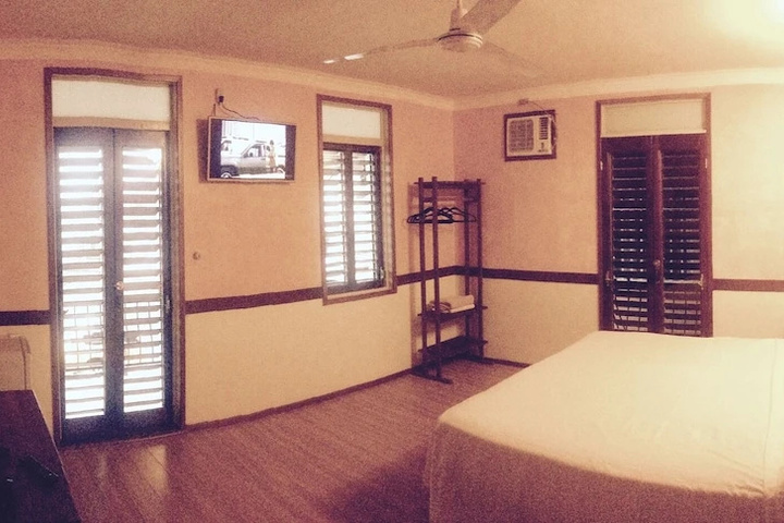 Room 7 of 9