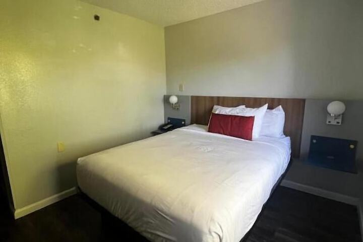 1 Queen Bed (21 of 23)