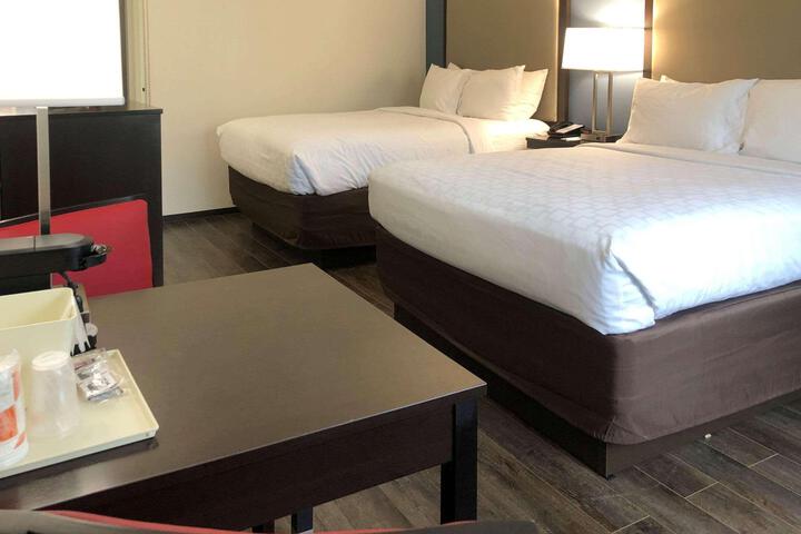 1 Queen Bed Accessible (4 of 11)