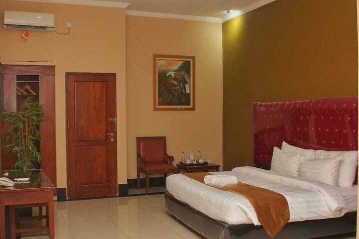 Room 3 of 8