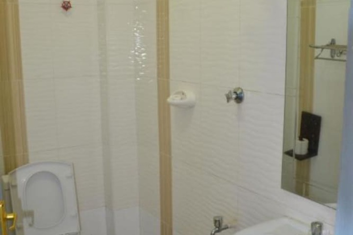 Room 11 of 25
