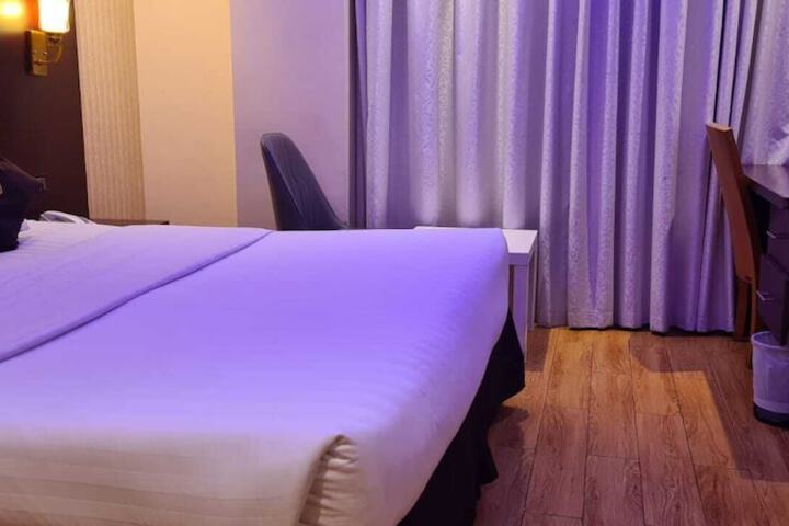 Room 5 of 9