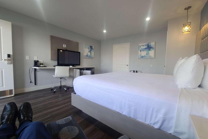 1 King Bed Refrigerator WiFi Full Breakfast (5 of 25)