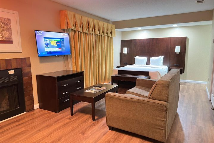 1 Queen Bed Studio Accessible Suite (40 of 44)