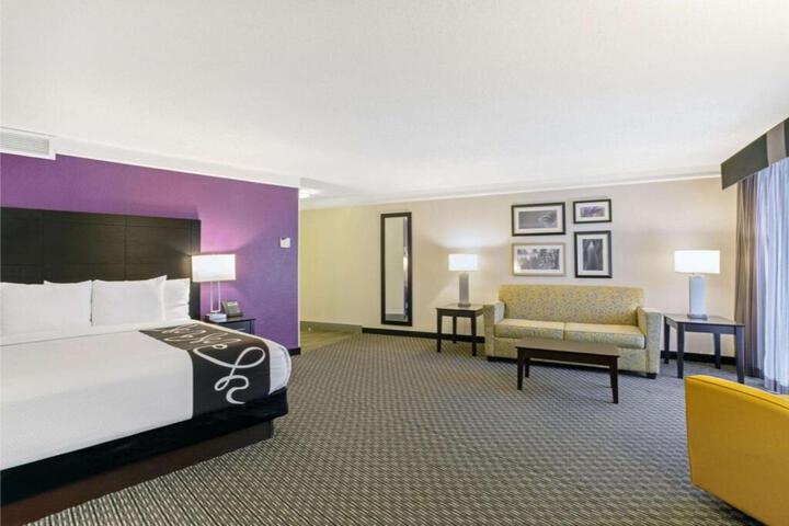 1 King Bed (10 of 15)