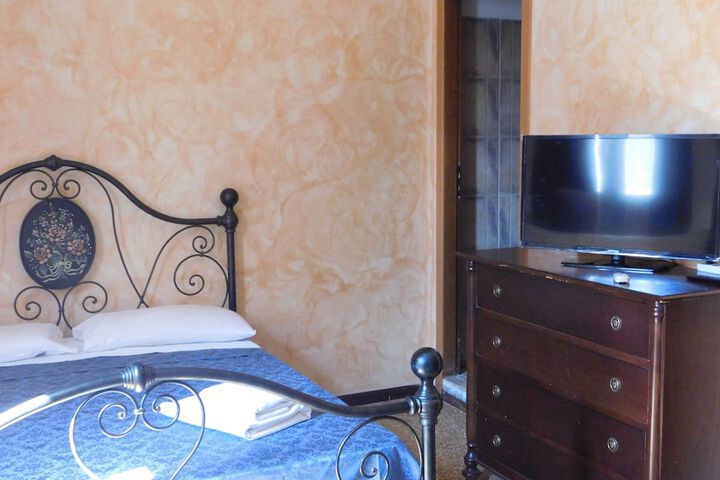Room 9 of 115