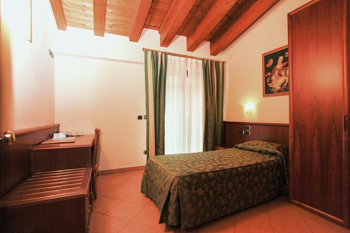Room 7 of 74