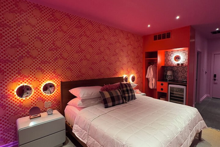Room 8 of 11