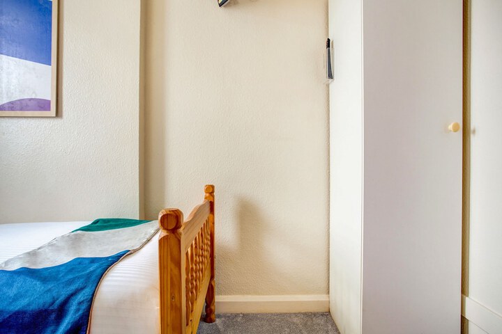 Room 2 of 74