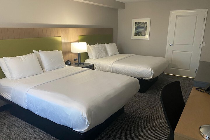 1 Queen Bed (6 of 23)