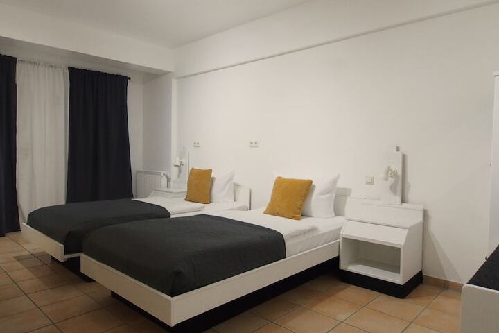 Room 45 of 136