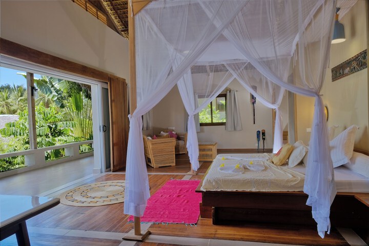 Room 4 of 18