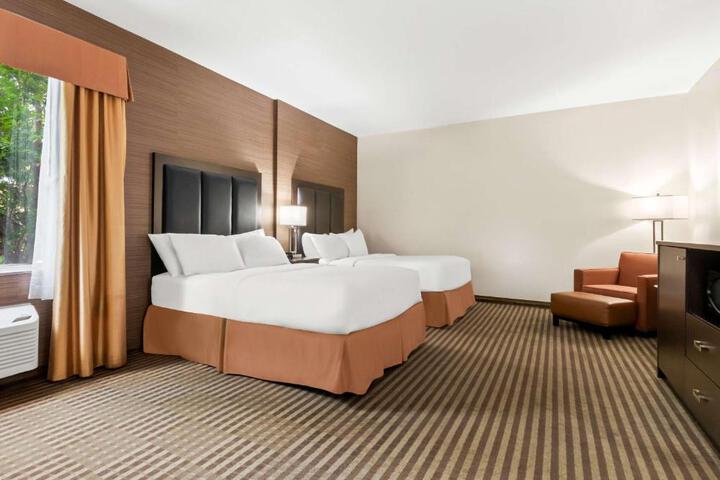 2 Queen Beds Chair Work Desk WiFi, Microwave and Refrigerator Full Breakfast (2 of 14)