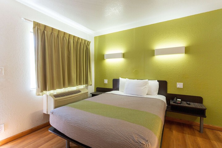 1 Queen Bed (3 of 10)