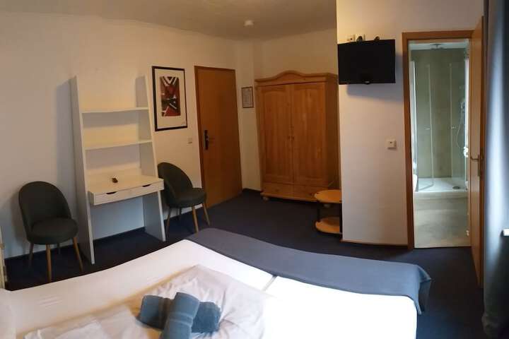 Room 6 of 25