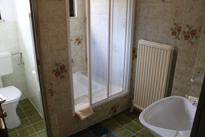 Room 7 of 28