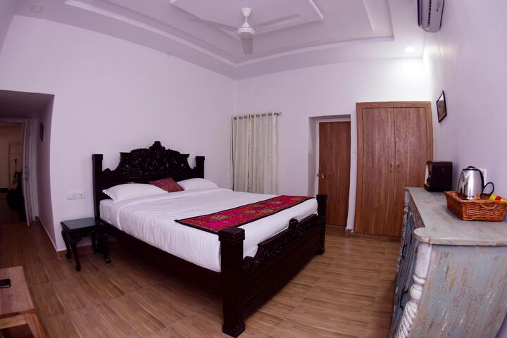 Room 10 of 18