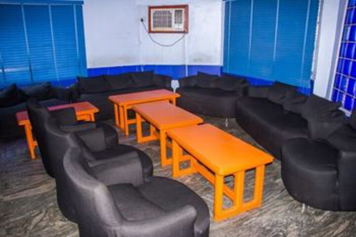 Lounge 27 of 37