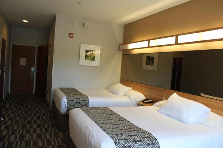 1 Queen Bed (10 of 31)