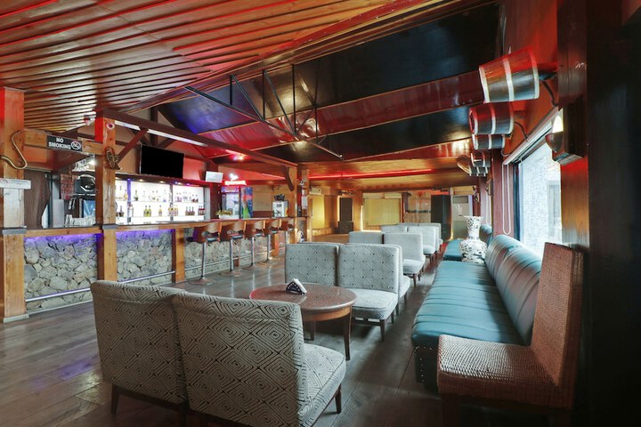 Lounge 27 of 36