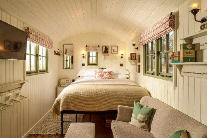 Room 4 of 27