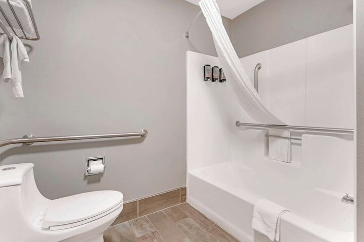 2 Double Beds - Wireless High Speed Microfridge Coffee Maker Iron Hair Full Breakfast (13 of 14)