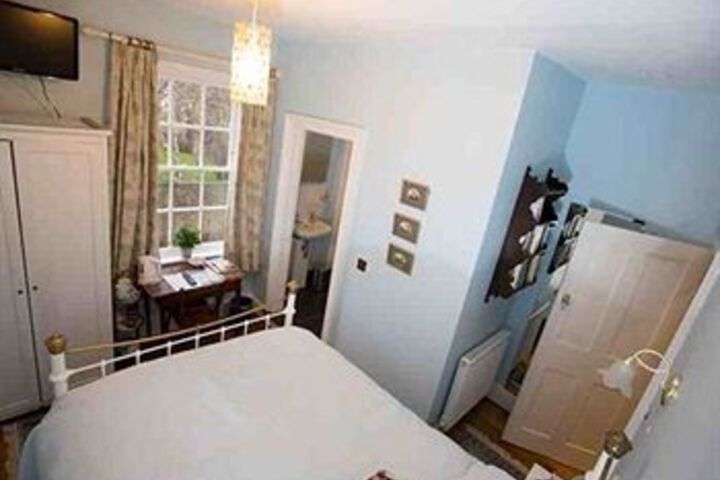 Room 10 of 12