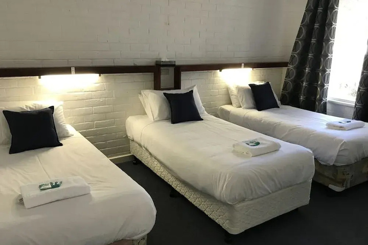 Room 6 of 16