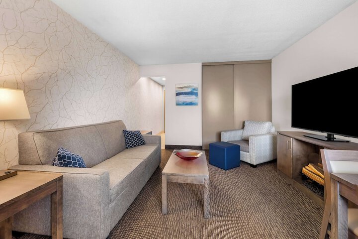 1 King Bed Larger Room Work Desk Microwave and Refrigerator WiFi Continental Breakfast (13 of 14)