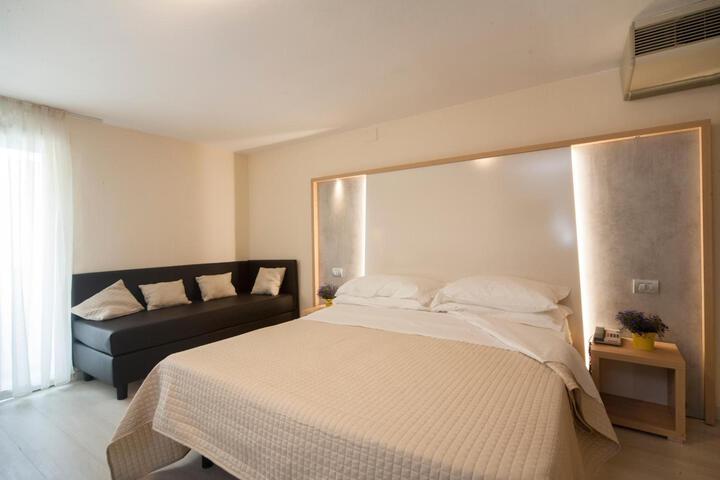 Room 11 of 36
