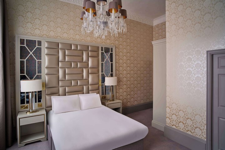 Room 26 of 136