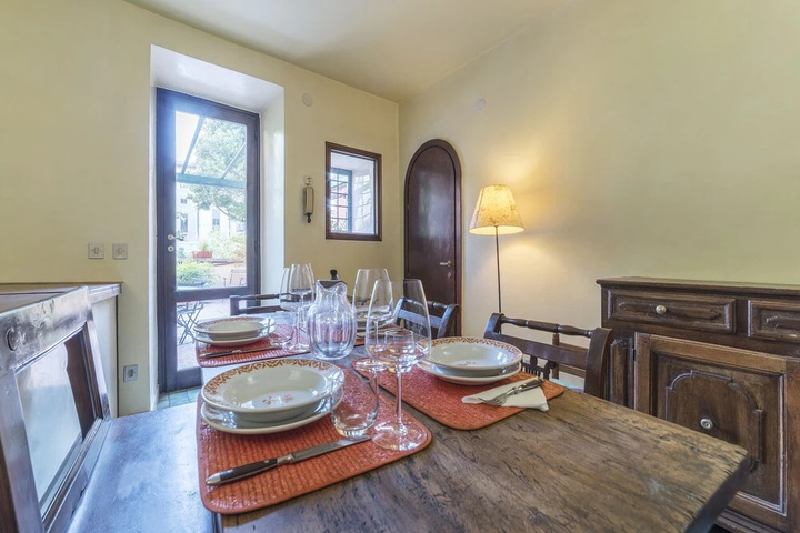 Dining 16 of 19
