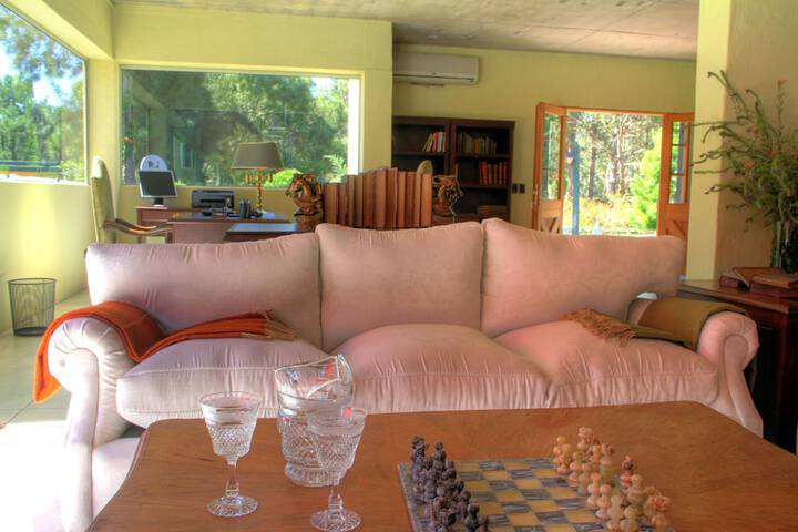 Lounge 91 of 118