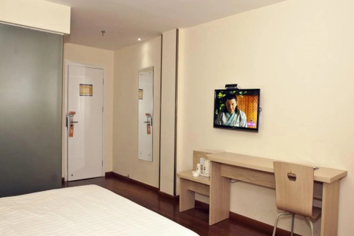 Room 6 of 10
