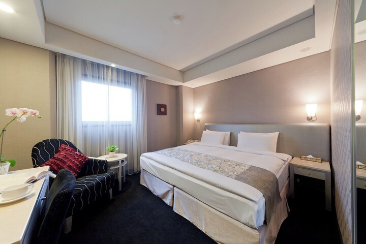 Room 10 of 42