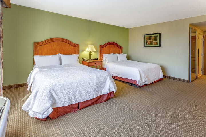 2 Queen Beds Mobility Hearing Accessible Tub (5 of 9)