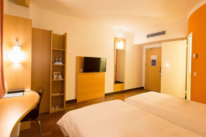Room 11 of 35