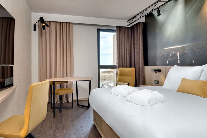 Room 4 of 150