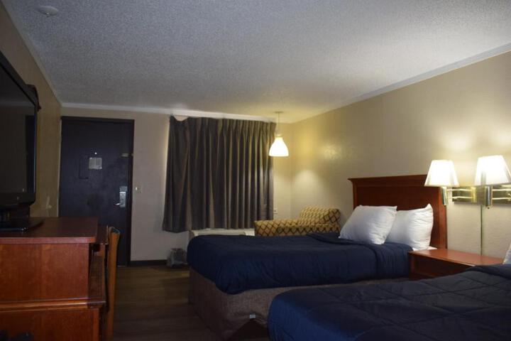 1 Queen Bed (5 of 9)