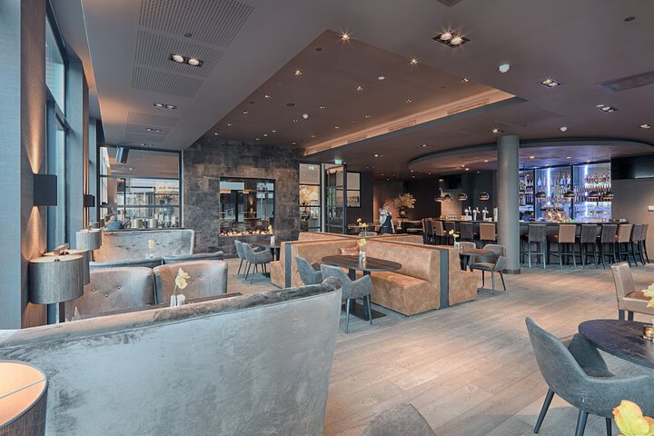 Lounge 69 of 76