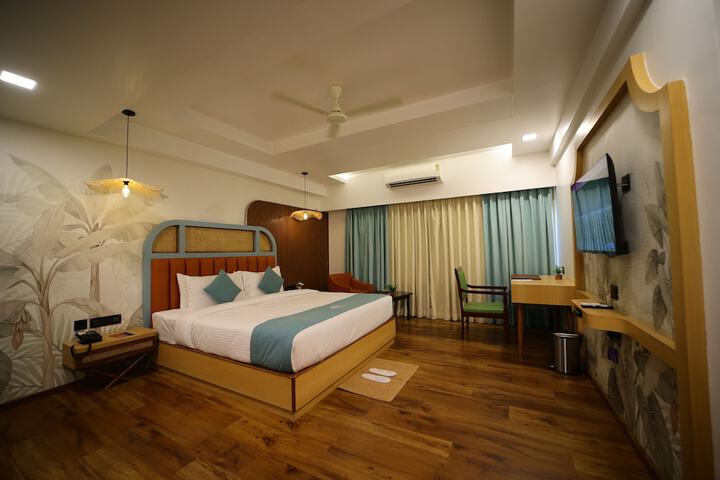 Room 5 of 16