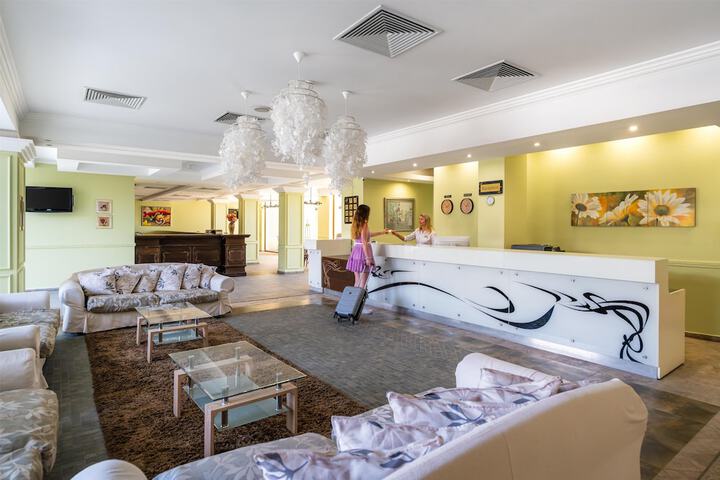 Entrance & Lobby